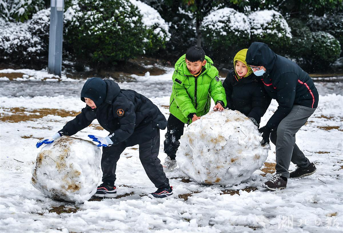 他们冒着纷纷扬扬的雪花,不畏寒冷地滚雪球,堆雪人,打雪仗,享受这难得