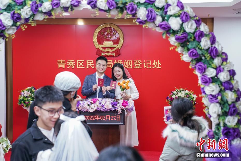 2月22日,广西南宁市青秀区民政局婚姻登记处,新人领证后拍照留念
