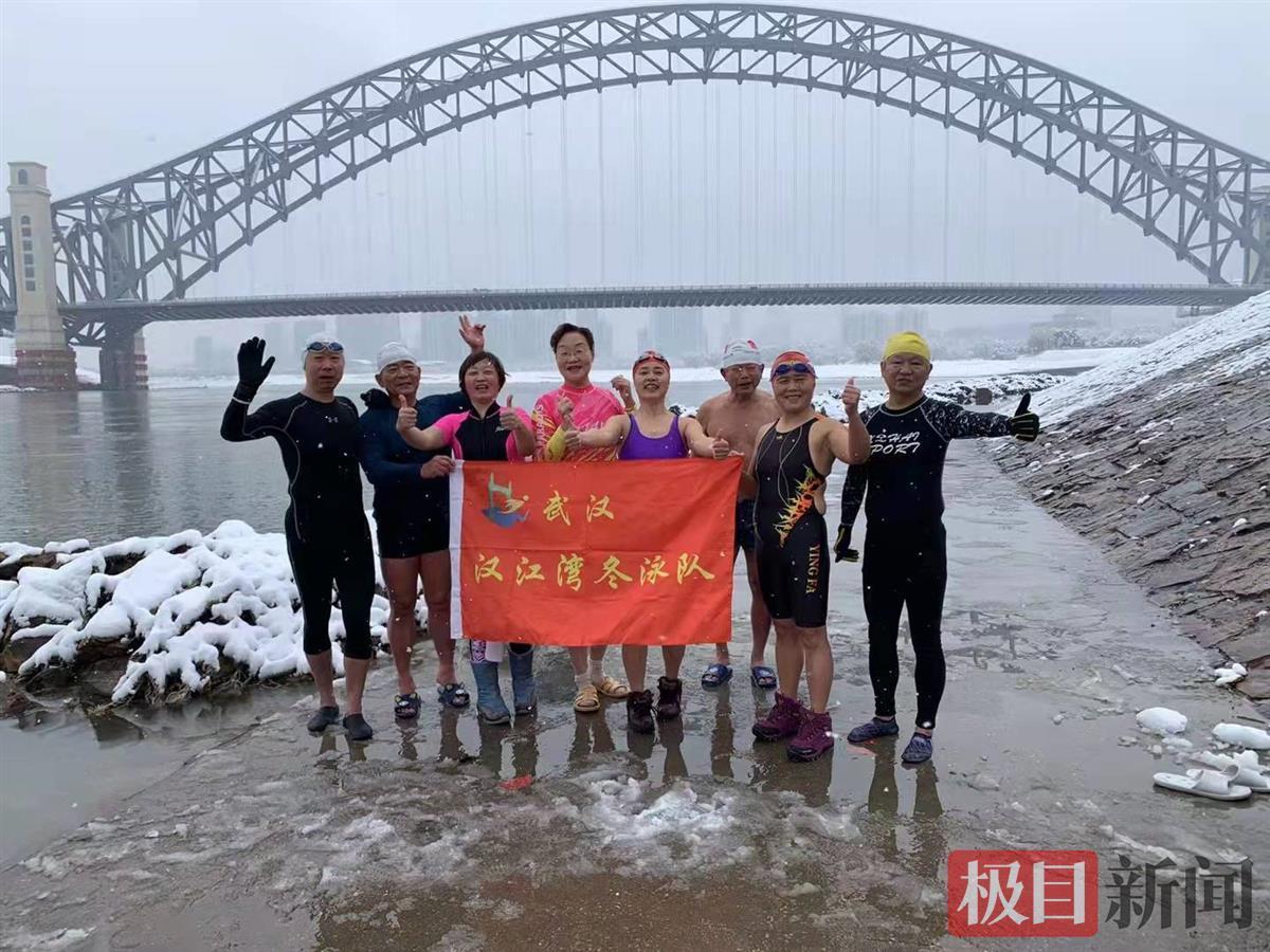 10余名冬泳队员下水畅游用冬泳方式迎接大雪