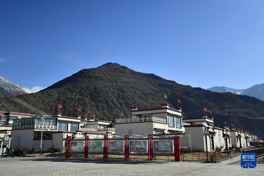 这是堆龙德庆区古荣镇荣玛高海拔生态搬迁点一角(2月28日摄).