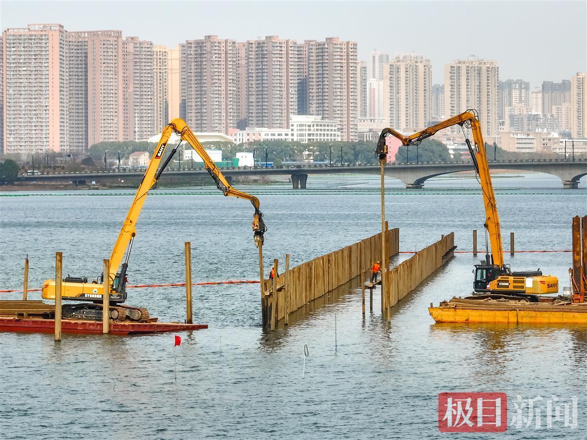 武汉两湖隧道南湖段开始围堰施工,橙色"长龙"护碧水-荆楚网-湖北日报