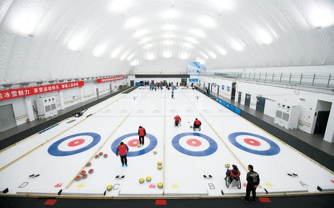 每月设立两天开放日国际标准冰壶场向残疾人开放