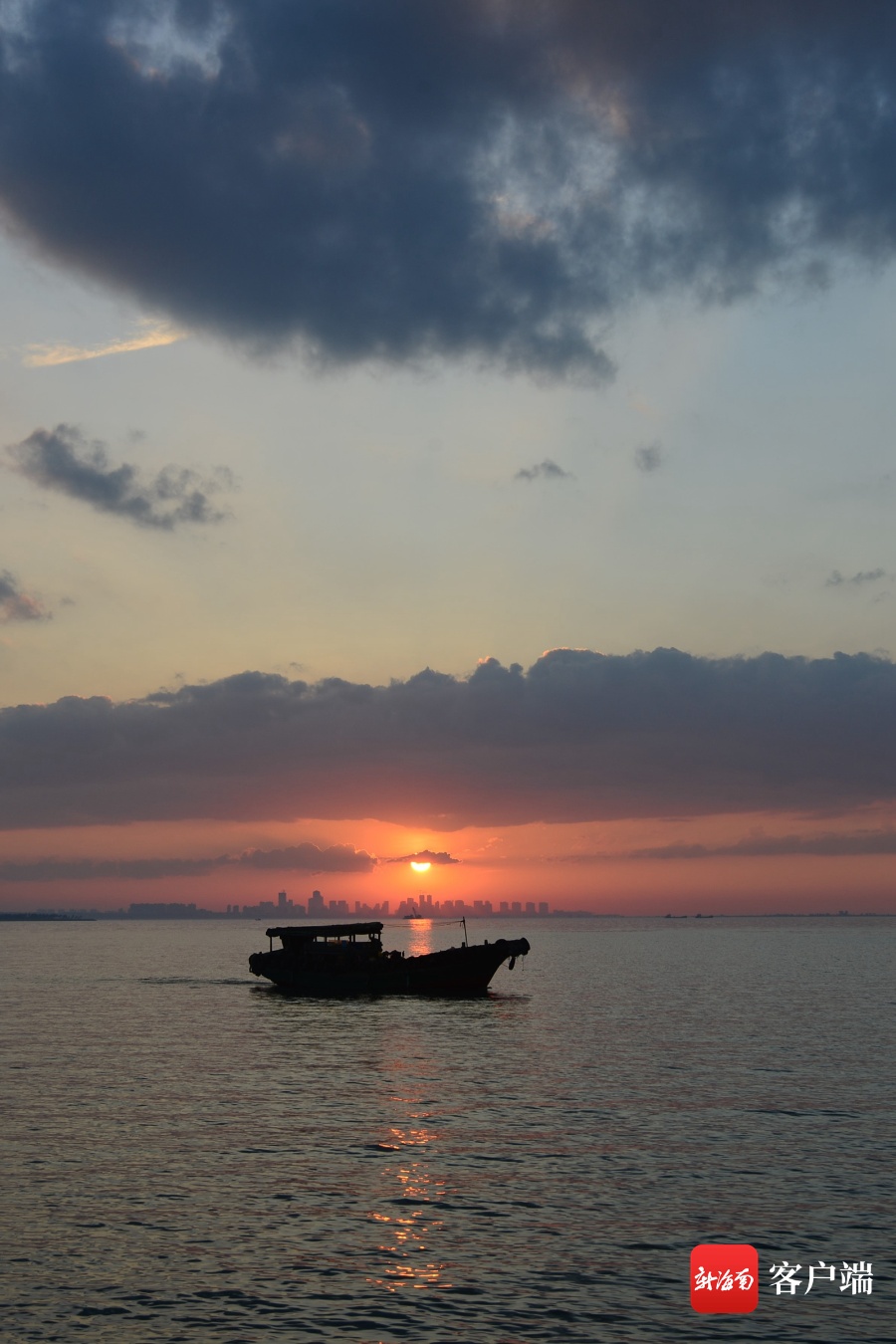 组图丨海口湾成赏落日景观网红打卡地