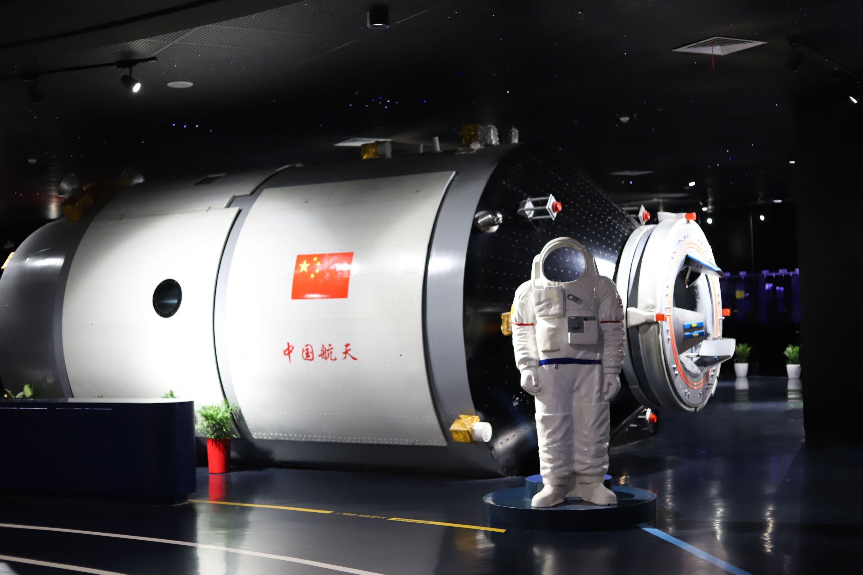 武汉科技馆相关负责人称,通过太空授课进一步拉近了青少年与载人航天