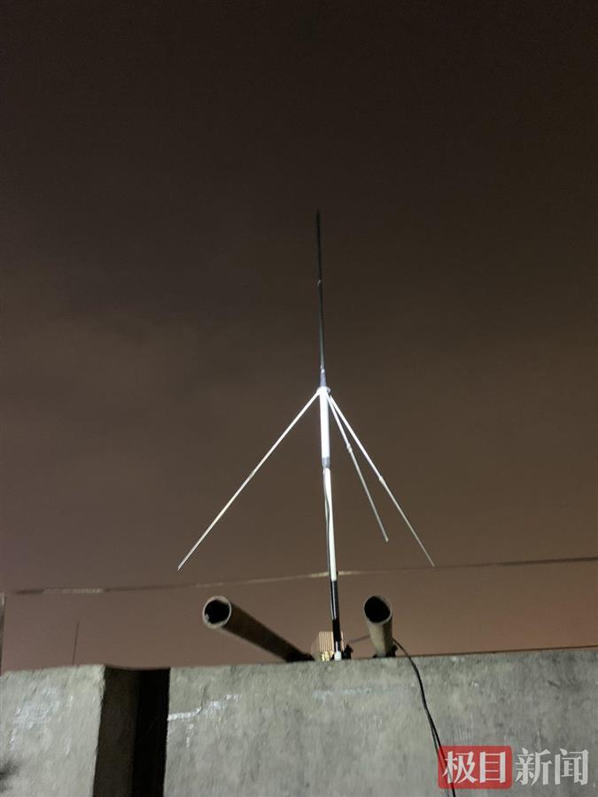 技术人员在45层楼顶发现黑广播天线湖北省无线电监测中心技术人员雷恒