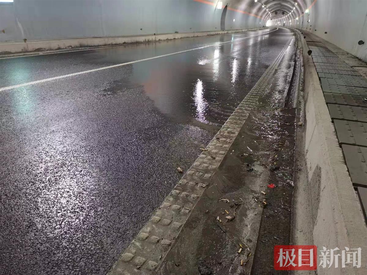 暴雨后隧道积水,保神高速紧急排水