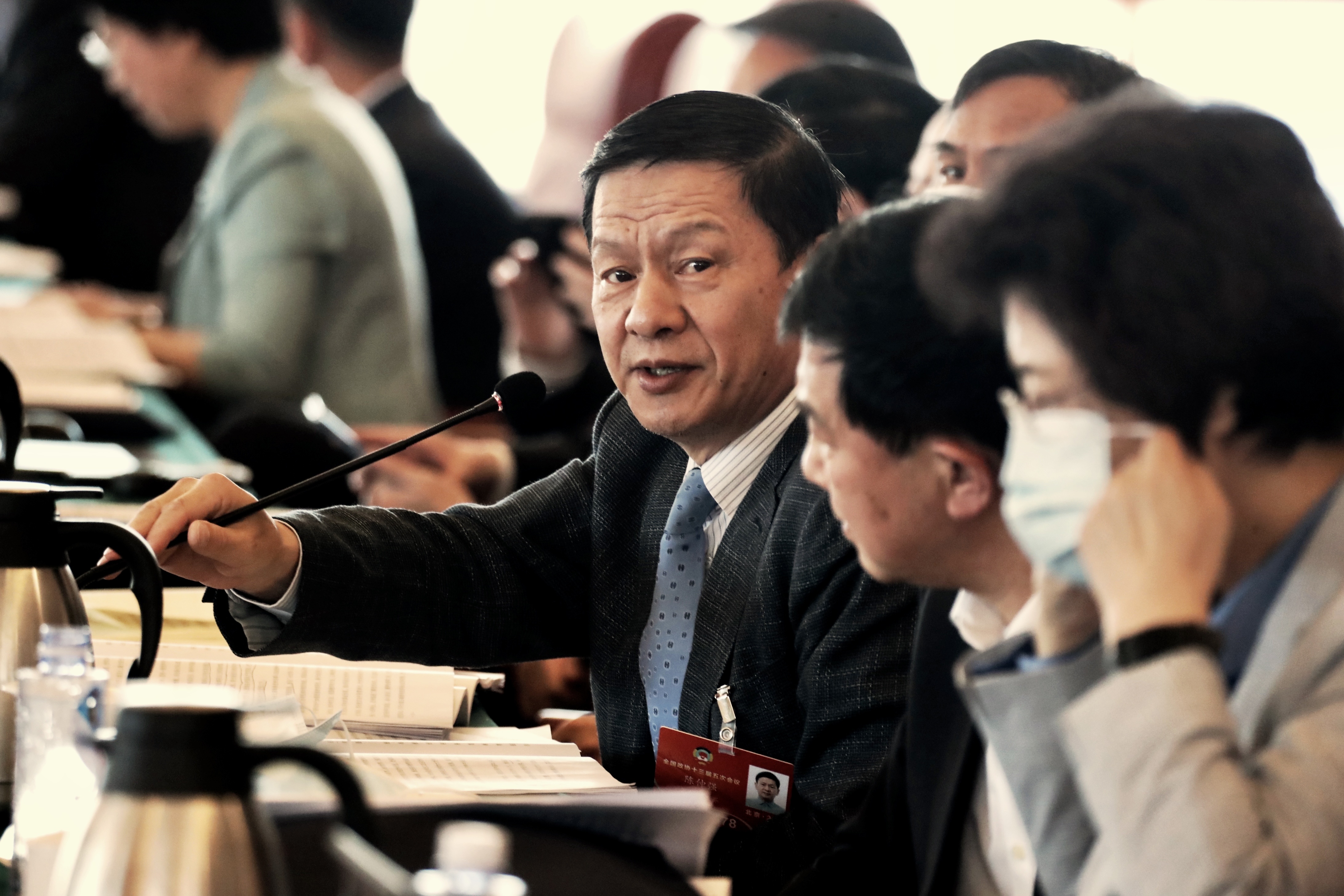 3月6日,全国政协委员陈仲强在小组会议上发言.