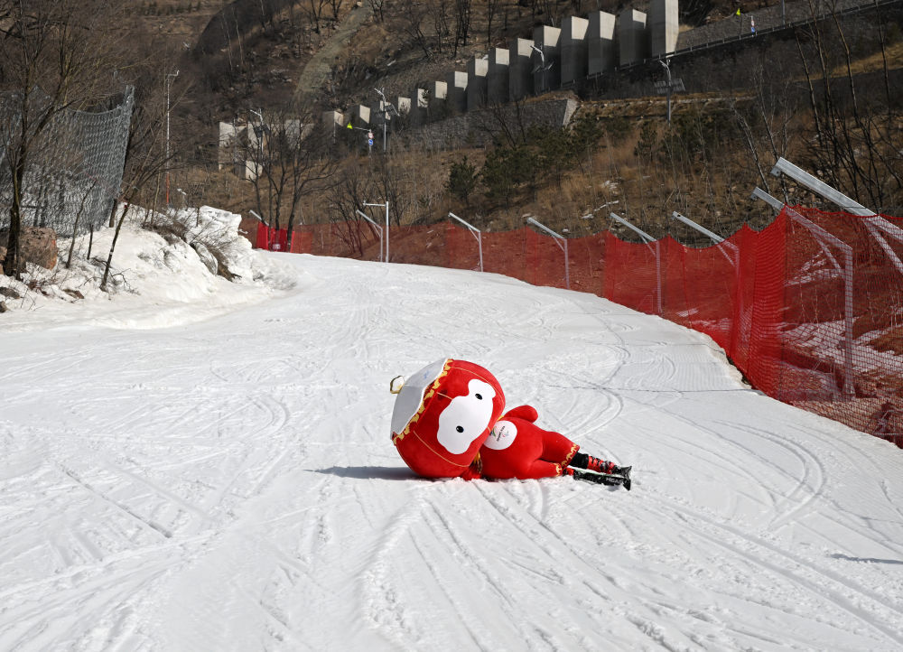 新华社记者 张晨霖 摄↑在延庆国家高山滑雪中心,雪容融与志愿者