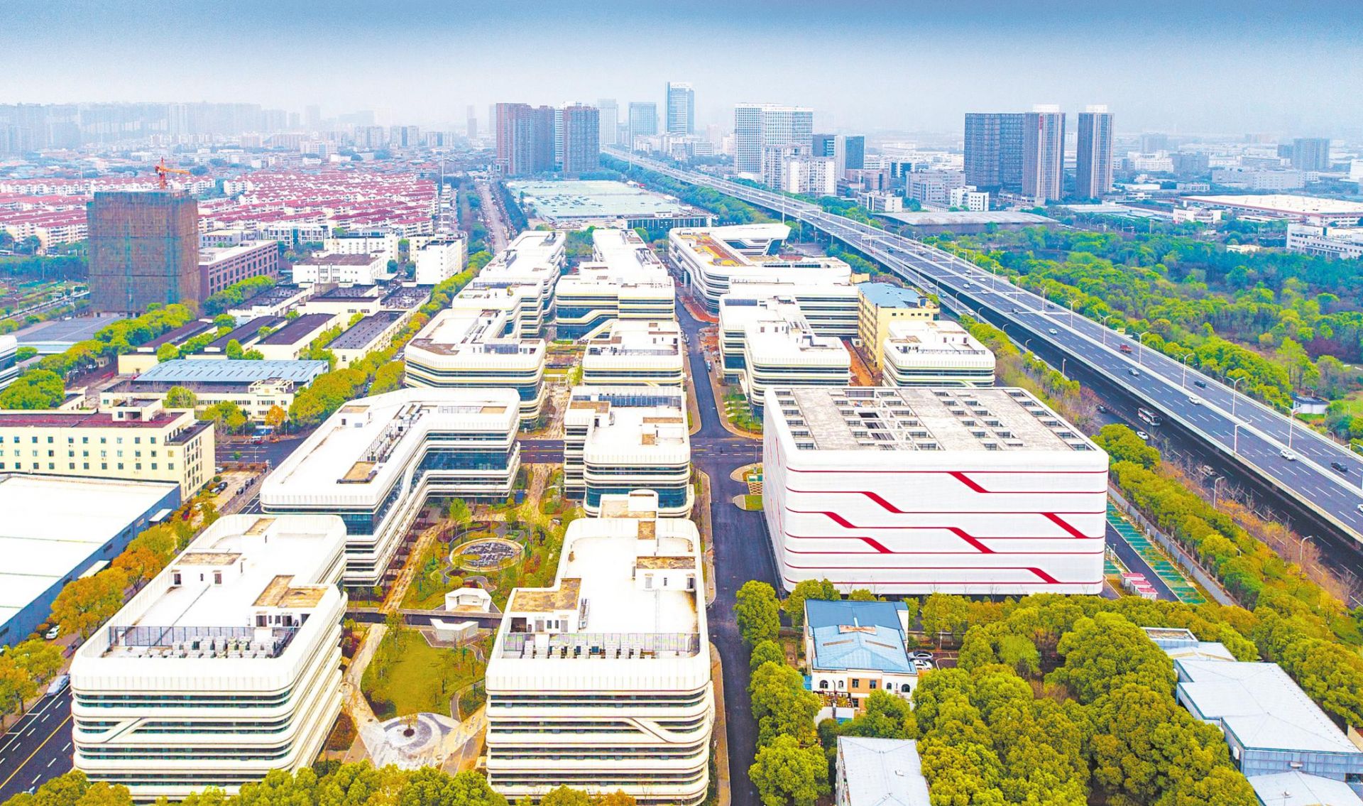 该园区原是低端产业为主的民营工业园,武汉经开区引入由中国一冶集团