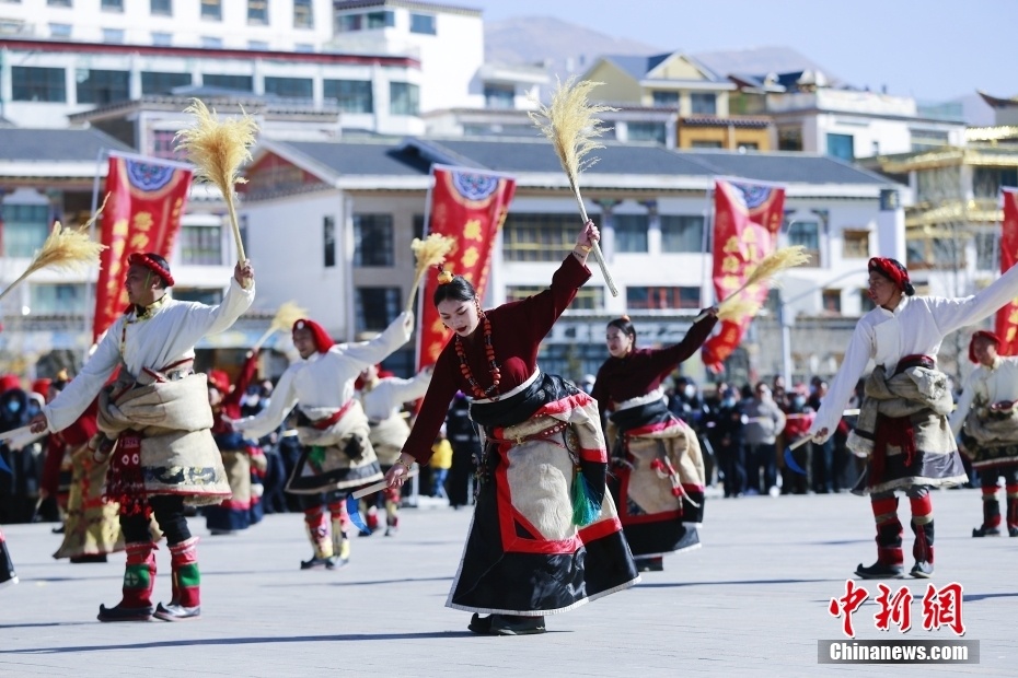 玉树藏族民众庆祝藏历新年