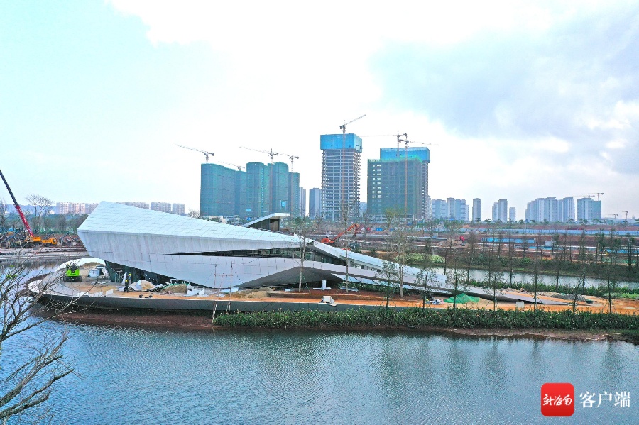原创组图丨海口西海岸南片区公园水上剧场外立面基本完成