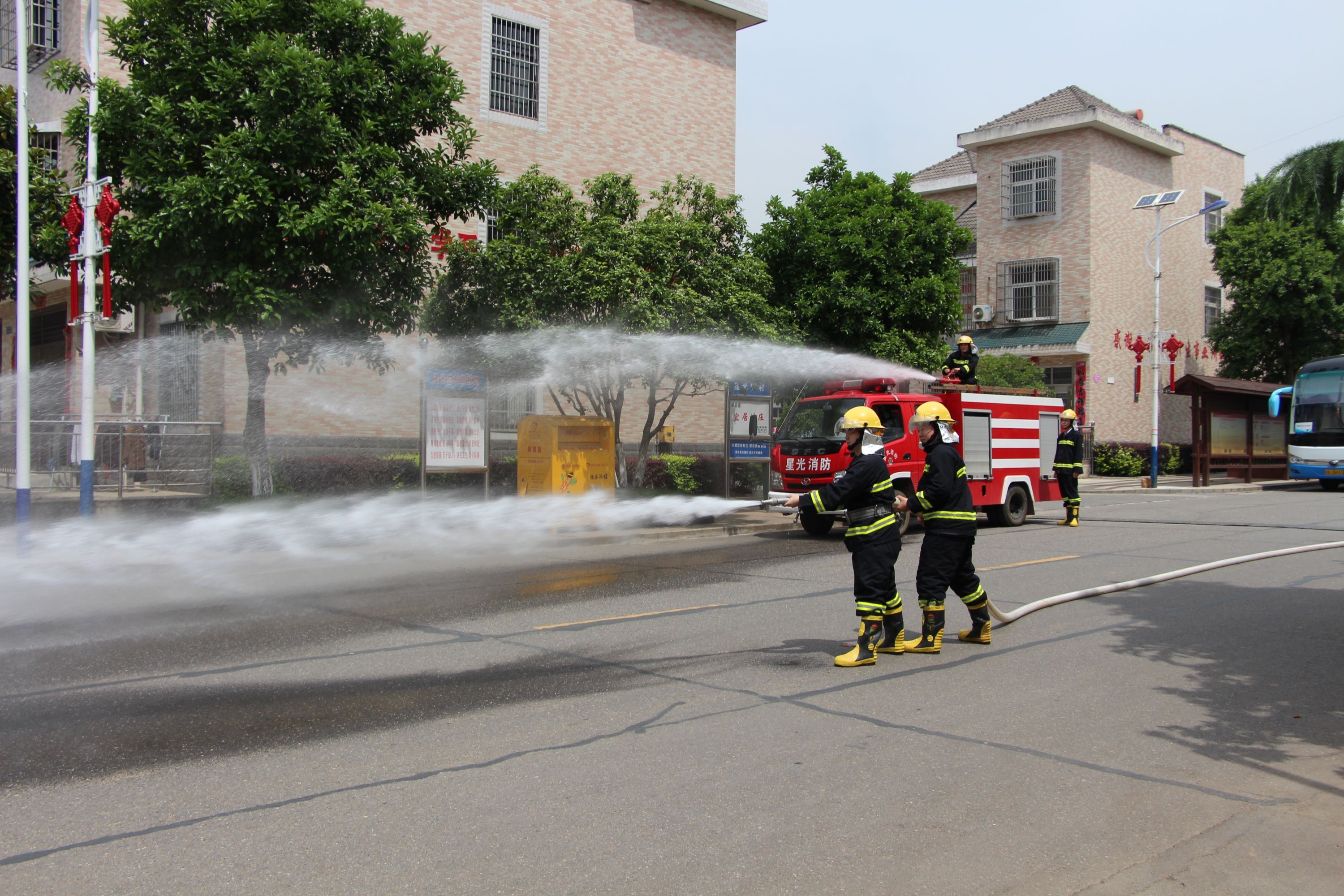 村湾有支义务消防队有专业设备接警后1分钟内出发武汉以我为荣