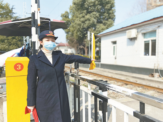 在武汉最繁忙的铁路道口他们24小时守护行人和列车安全