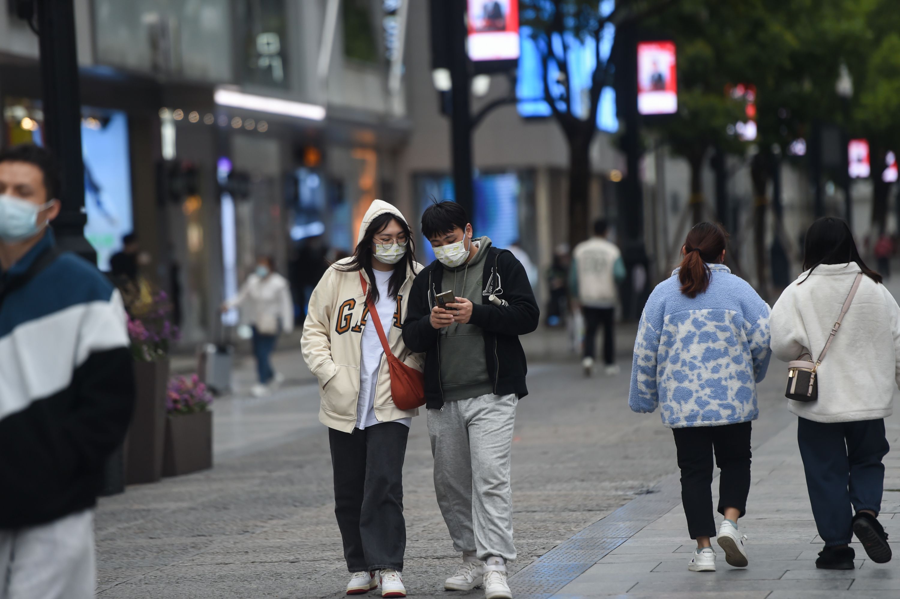 又到了不会穿衣的时候街头短袖与棉衣同框