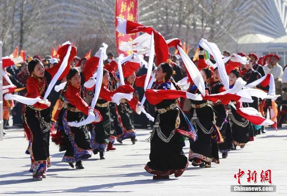 玉树藏族民众庆祝藏历新年