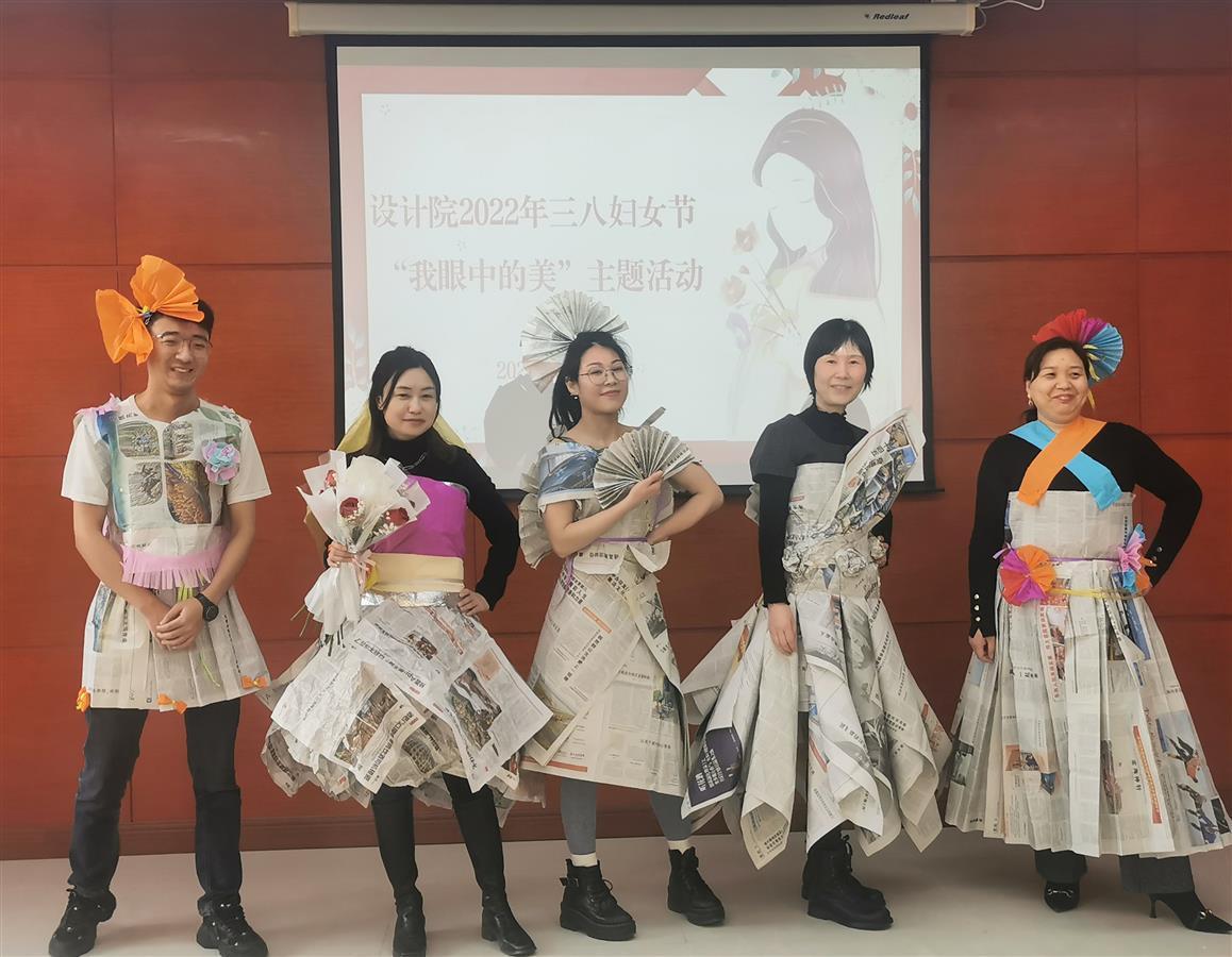 报纸t台秀版画留下美短视频展芳华女建设者花样三八别样红