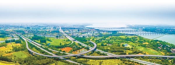 華容區紅蓮湖大數據產業園.鄂州市鄂城區長江沿岸港運繁忙.