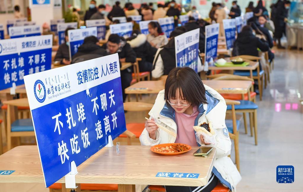 3月2日,內蒙古醫科大學學生在食堂用餐.