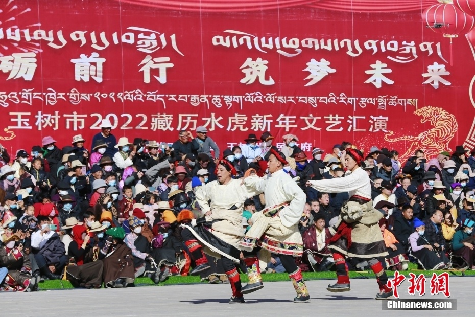 玉树藏族民众庆祝藏历新年