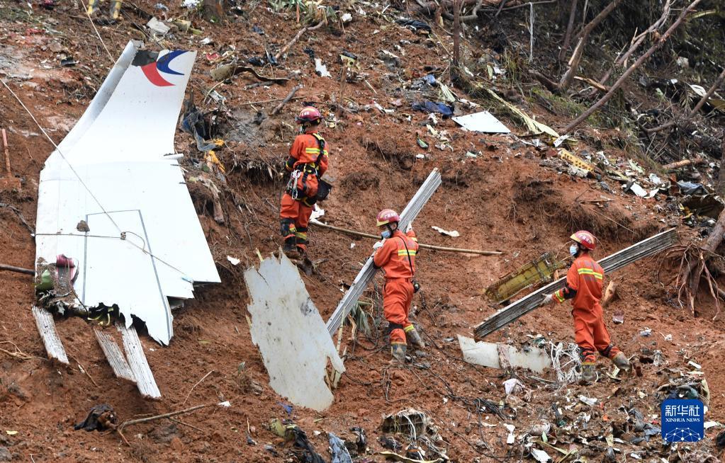 搜救人员在广西梧州藤县事故核心区继续搜寻失事飞机的另一个飞行数据