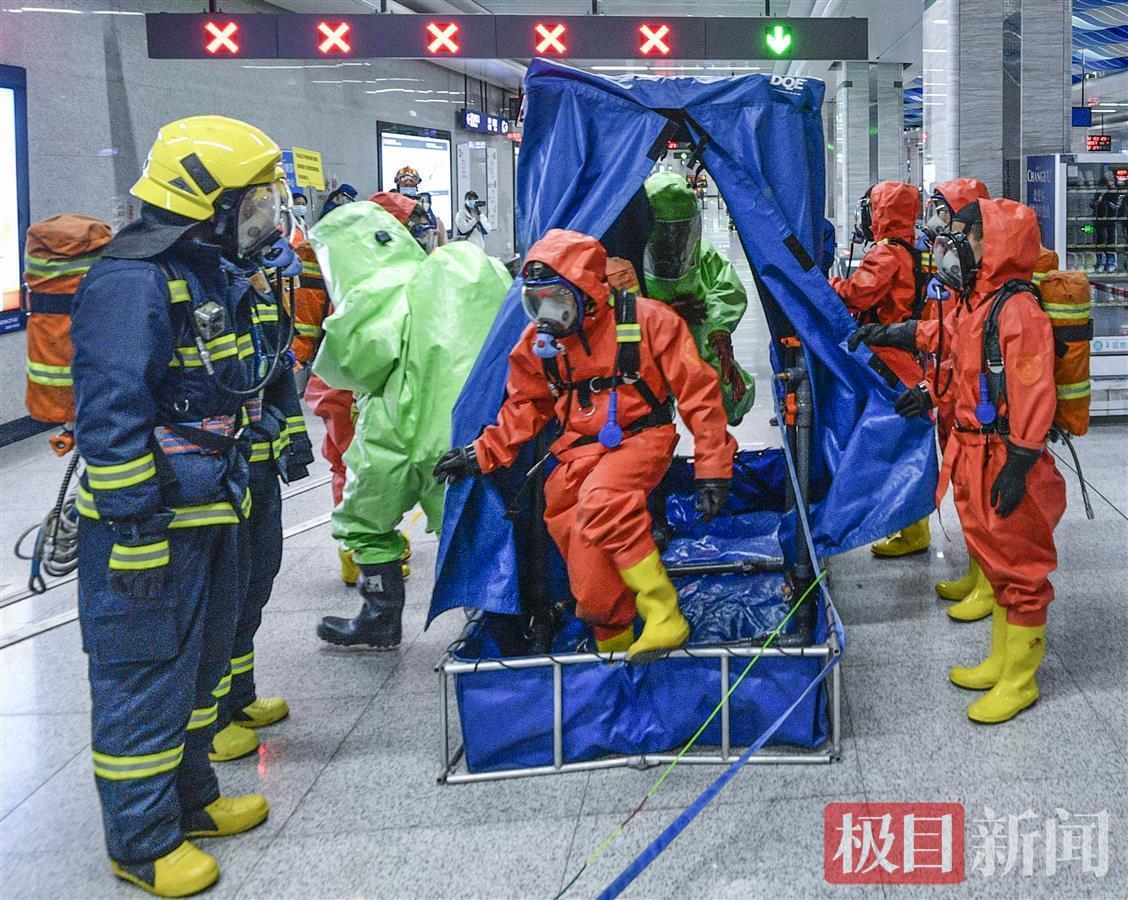 多名消防員緊急出動武漢消防開展地鐵滅火救援實戰演練