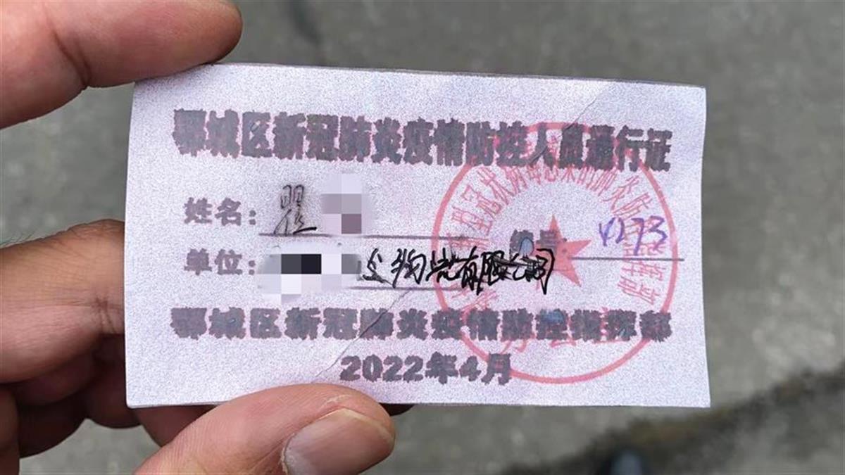 16日下午,特警支队民警高斌在路口检查通行车辆时,发现骑摩托车男子瞿