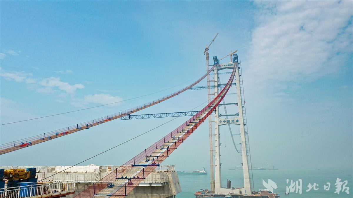 大桥猫道是悬索桥施工时架设在主缆之下,平行于主缆的线形临时施工