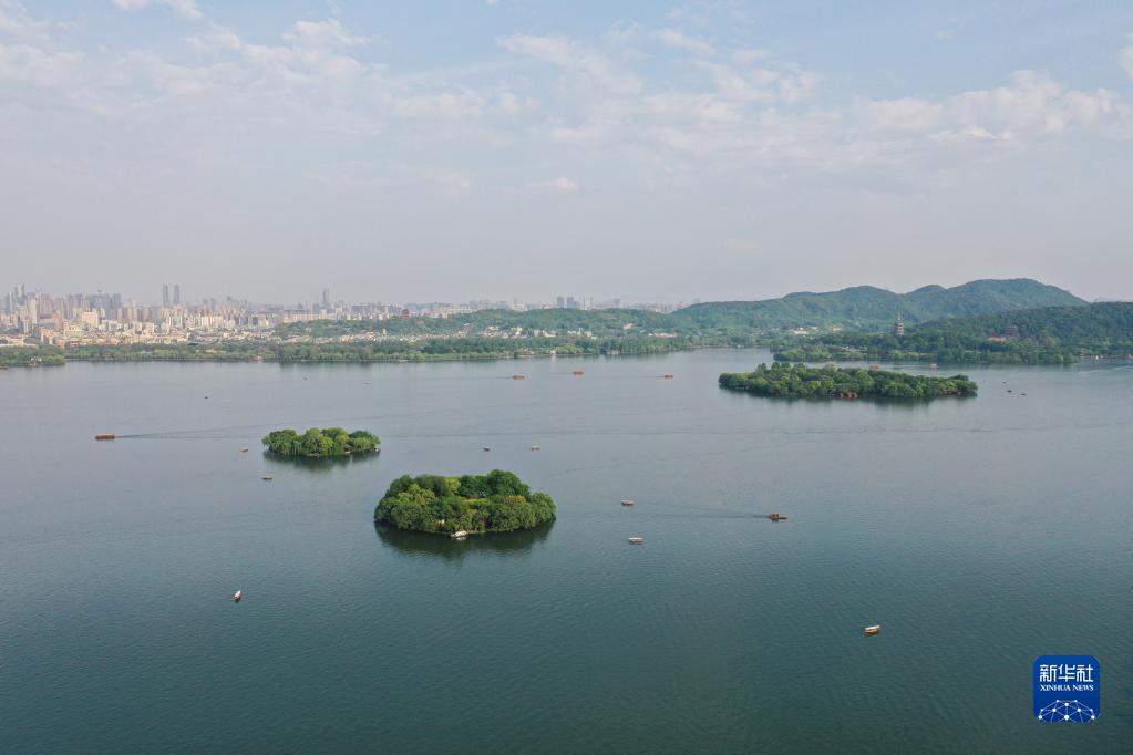 這是杭州西湖景區的湖心島(4月12日攝,無人機照片).