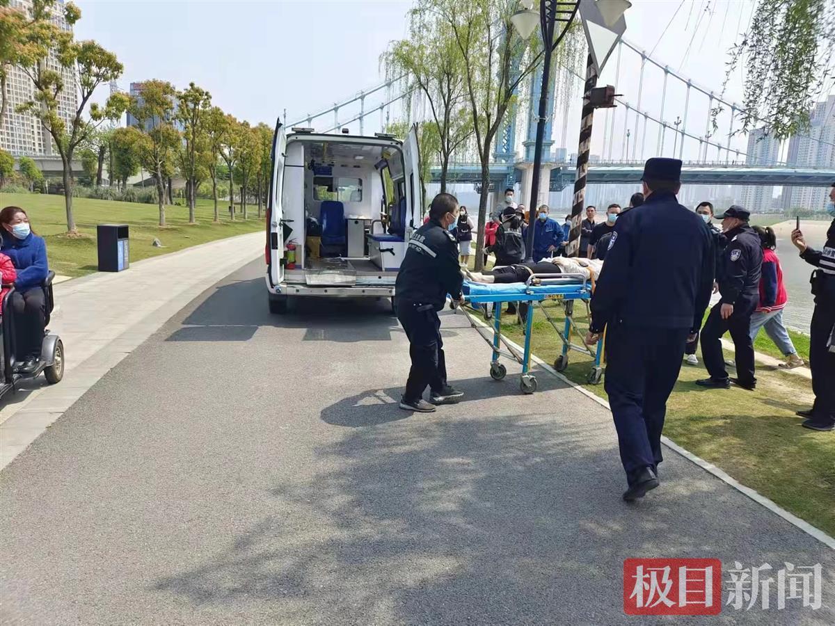 女子翻出橋護欄跳入漢江,武漢水警及時趕到將其救起-荊楚網-湖北日報