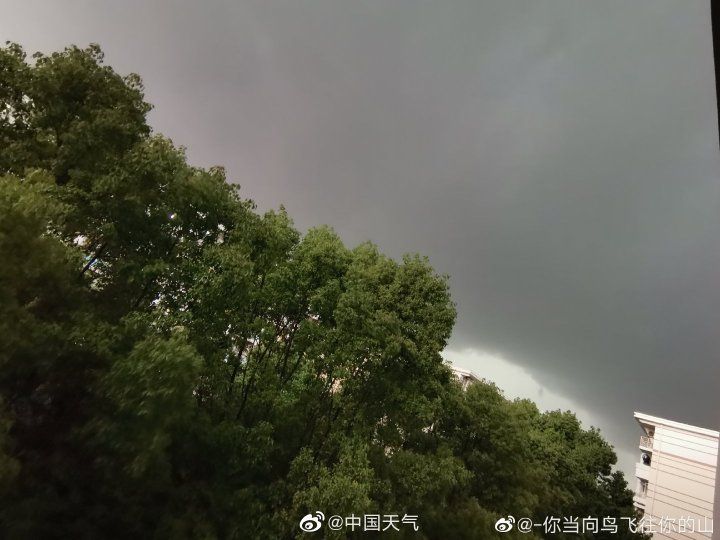警惕强雷暴云团向上海靠近局地可能伴有龙卷