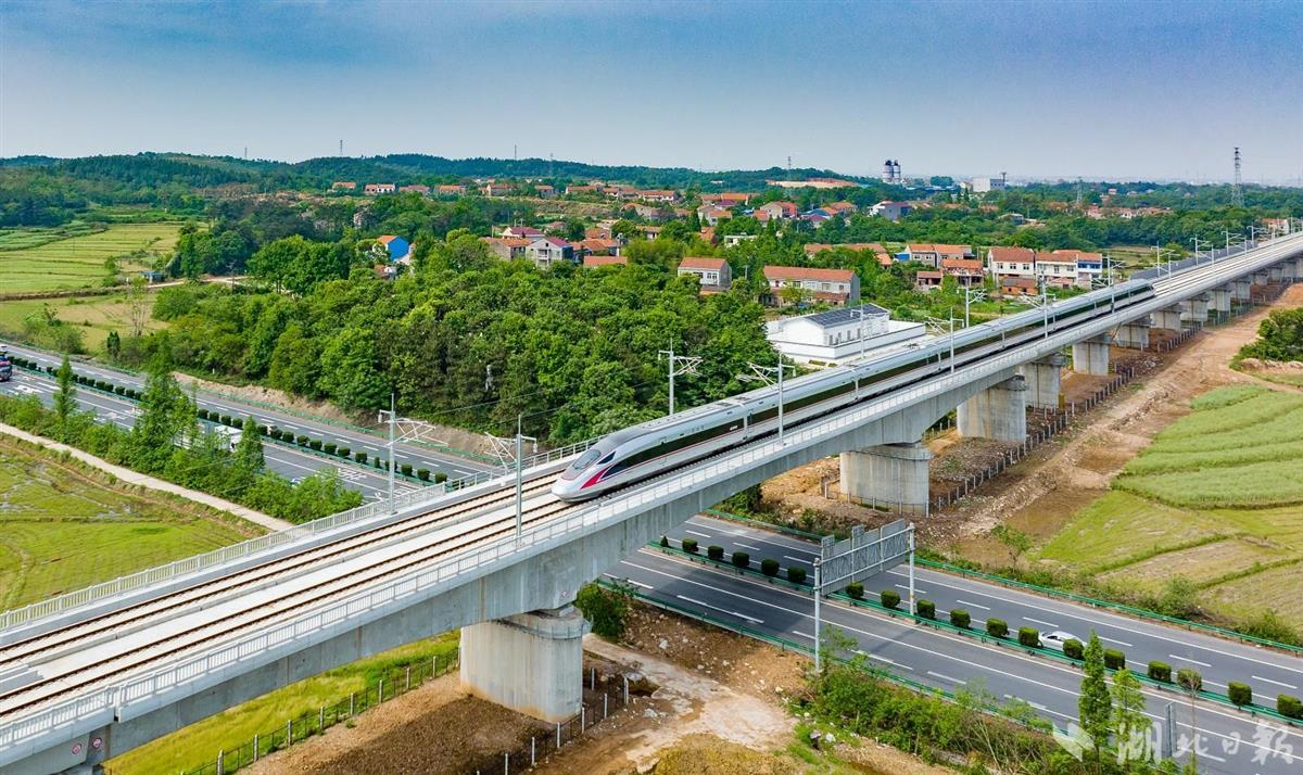 根据武汉铁路部门公布的列车运行安排显示,黄冈至黄梅高速铁路开通首