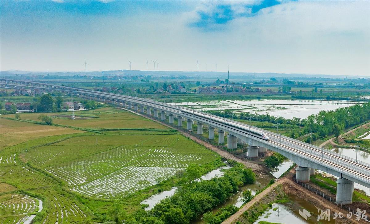 首趟列车开出黄黄高铁正式开通运营速看列车运行时刻表