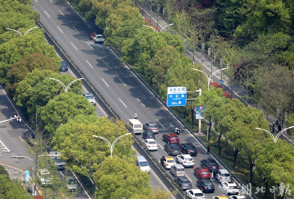 武汉东湖路突发汽车自燃消防战士及时扑灭