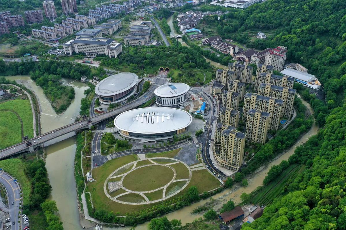 自2011年8月武汉市对口支援五峰,五峰搬县城,建飞地,强交通,战脱贫,兴