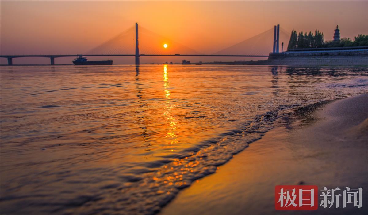 湖北荆州荆江流金展现生态长江之美