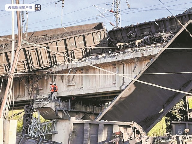 大秦铁路货车发生溜逸脱线事故铁路部门派出救援列车和工作人员抢险