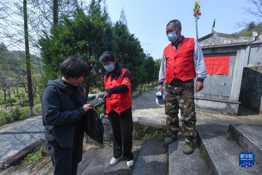 乡村党员志愿者清明倡导文明祭扫森林防火