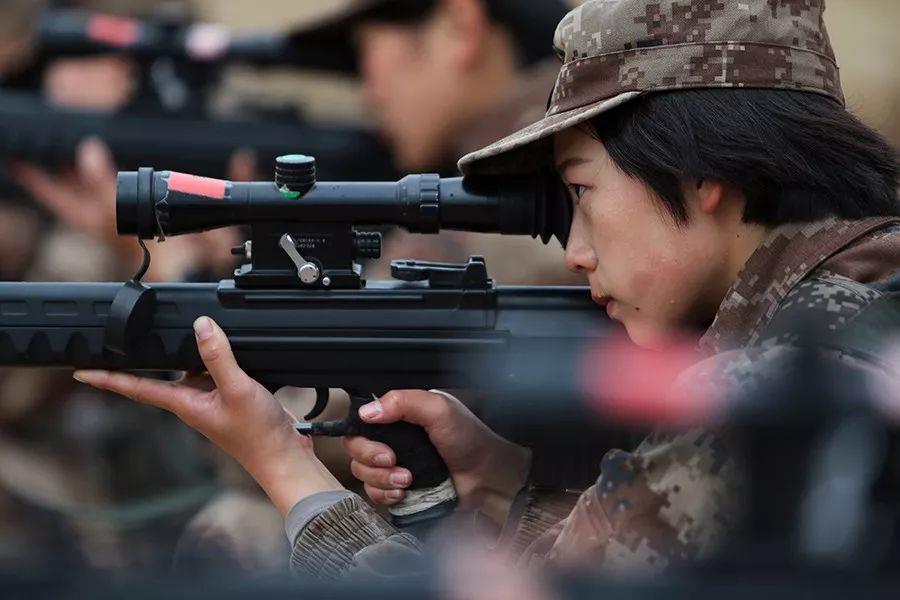 脱下军装,重返校园的她把在部队养成的良好品质融入日常生活带军训