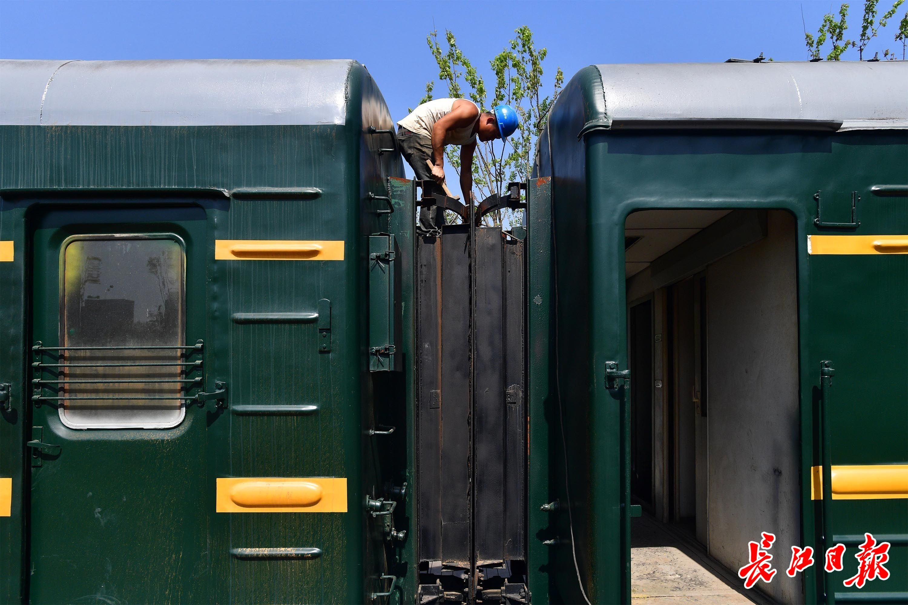 50岁老火车重回老武九铁路线,这里火车变餐厅