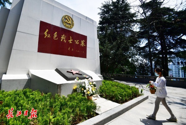 龟山公园,不少踏青的市民在经过向警予烈士墓和红色战士公墓时,缓缓停