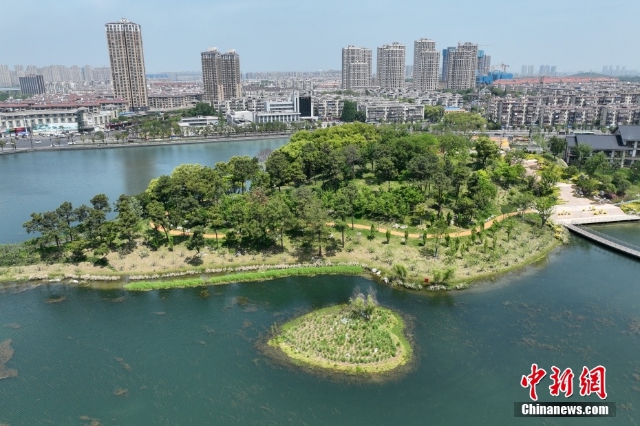 航拍南京桃湖公園水中心形小島搶眼