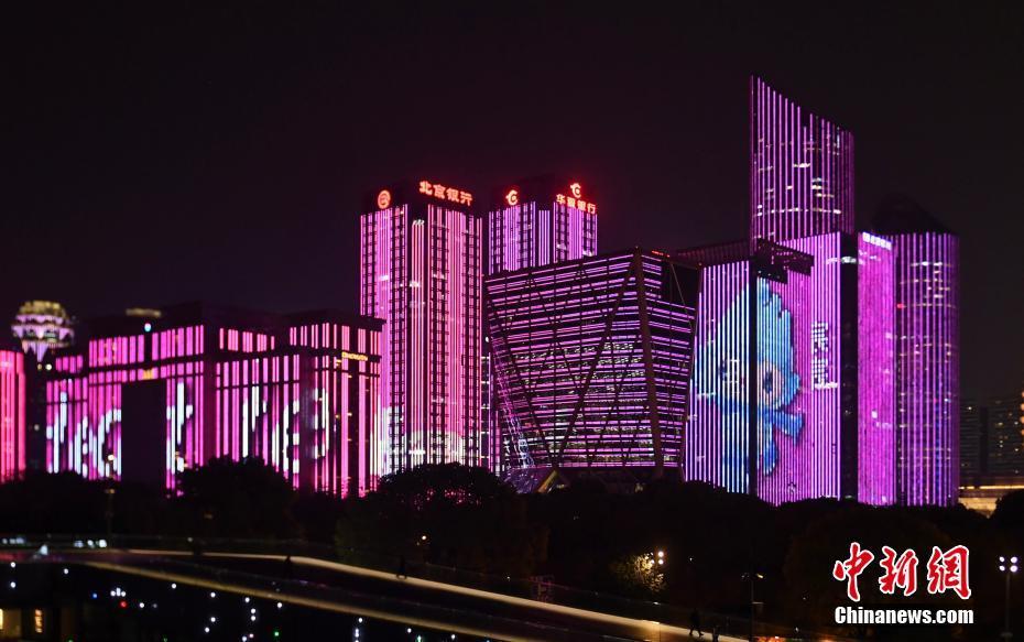 杭州钱塘江畔上演2022年亚运会主题灯光秀