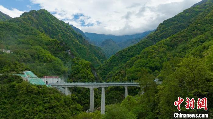 歷時10年掘進成蘭鐵路躍龍門隧道全線貫通