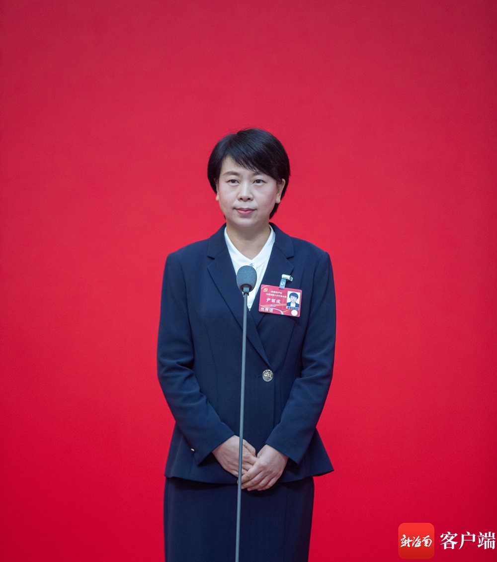 第三场"党代表通道"集体采访活动上,海南省工业和信息化厅党组副书记