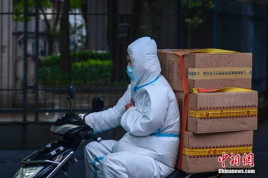 上海快递员冒雨配送物资