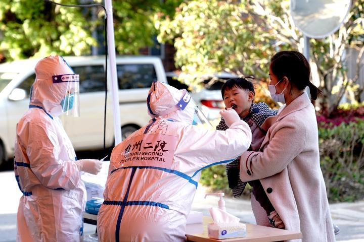 新华全媒丨直击上海最大规模核酸检测决战在每条街巷