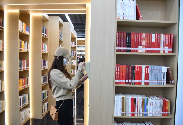 学艺术的小施从小就有书店情怀,在光谷长大,光谷书城是她从小到大经常