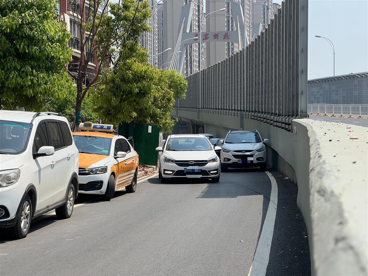 无名小路成了露天停车场居民呼吁希望交管部门加强管理