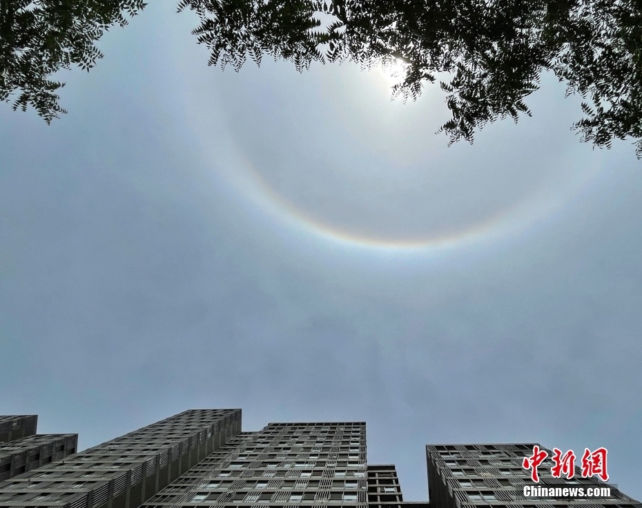 北京上空出现完整日晕景观