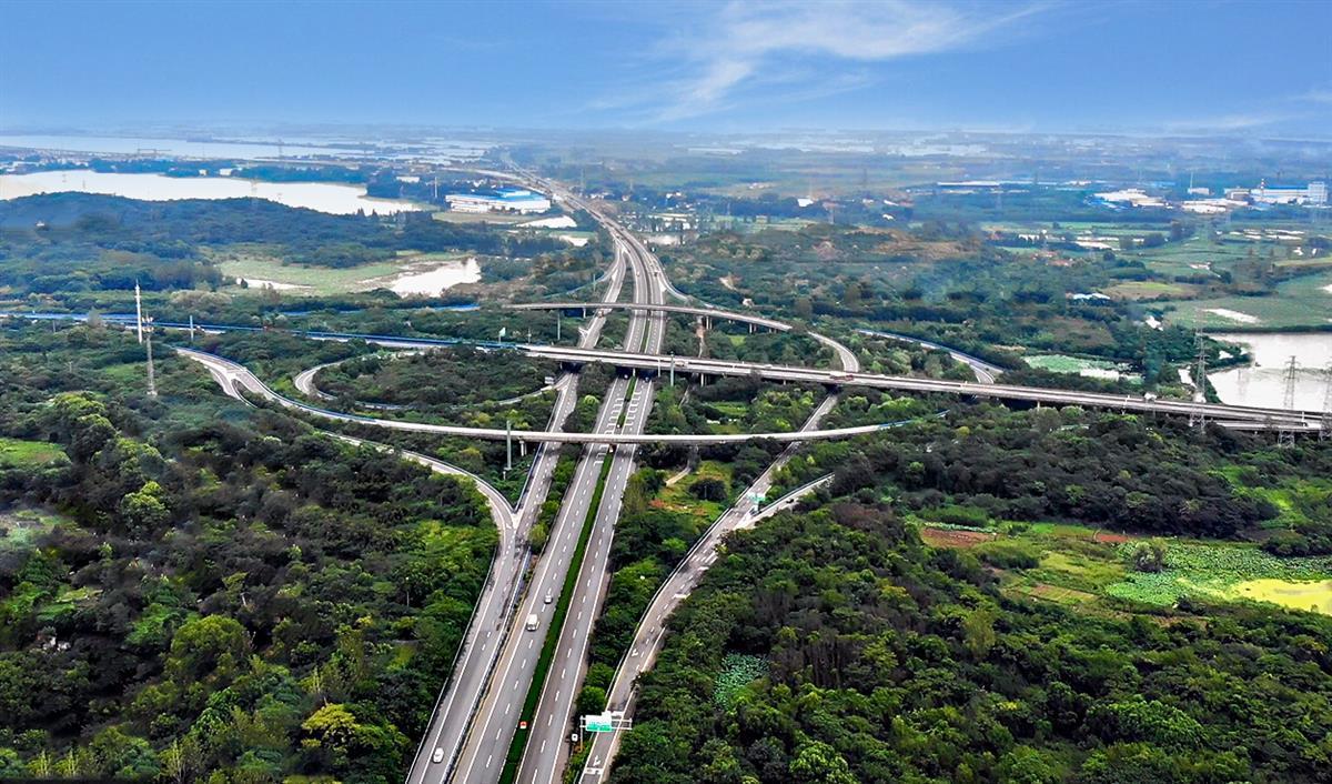 4车道改为8车道武汉绕城高速项目五一施工忙